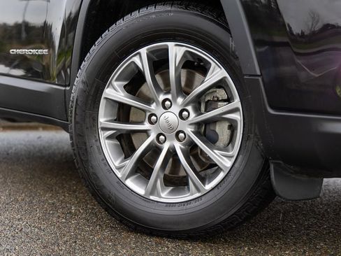 Used 2019 Jeep Cherokee Latitude Plus AWD/4WD image 16