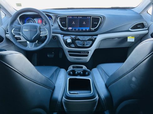Used 2024 Chrysler Pacifica Touring-L image 24