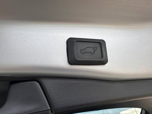 Used 2022 Toyota RAV4 XLE Premium image 26