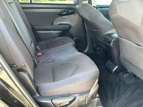 Used 2022 Toyota Highlander L AWD/4WD image 12