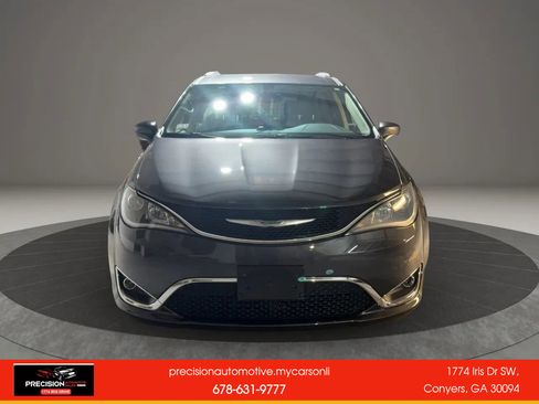 Used 2017 Chrysler Pacifica Touring-L w/ Tire & Wheel Group image 2