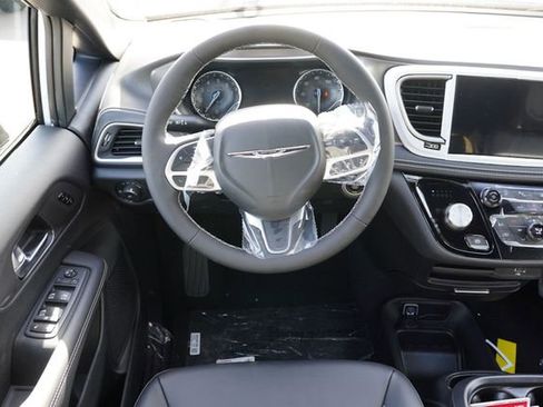 New 2026 Chrysler Pacifica Select image 13