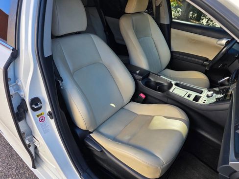 Used 2012 Lexus CT 200h Premium image 32