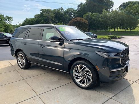 Certified 2025 Lincoln Navigator Reserve AWD/4WD image 8