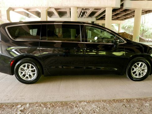 Used 2022 Chrysler Voyager LX image 27