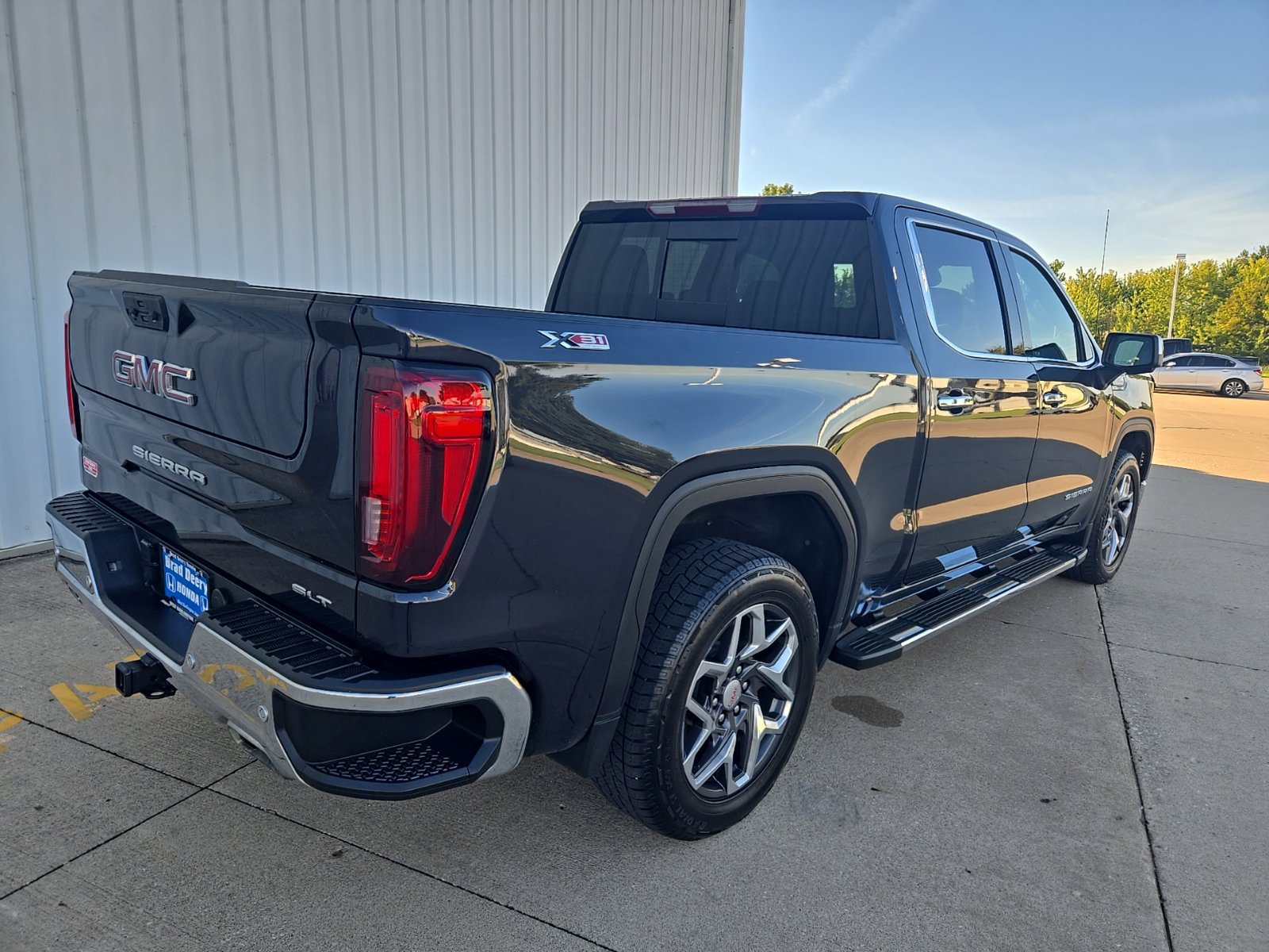 Used 2023 GMC Sierra 1500 SLT w/ SLT Premium Plus Package AWD/4WD image 10