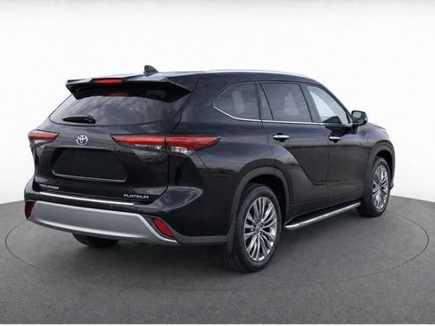Used 2024 Toyota Highlander Platinum FWD image 4