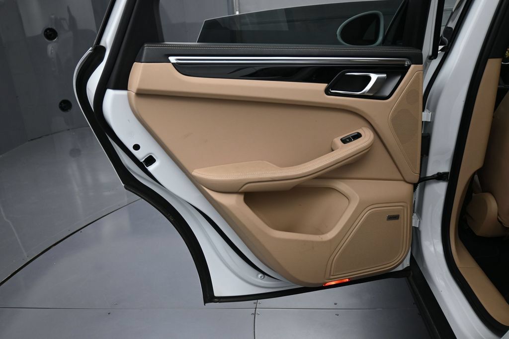 Certified 2024 Porsche Macan S AWD/4WD image 22