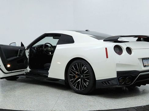 Used 2021 Nissan GT-R Premium image 10