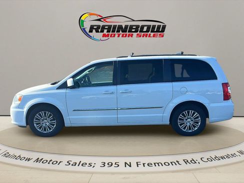 Used 2016 Chrysler Town & Country Touring w/ Driver Convenience Group FWD image 4