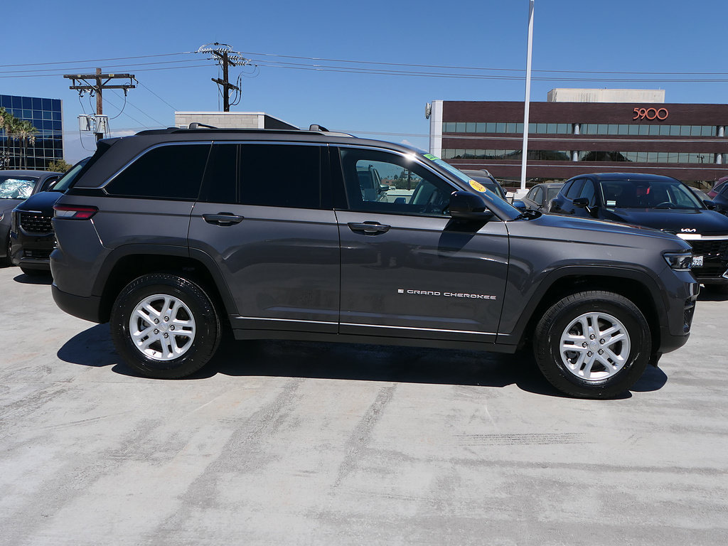 Used 2025 Jeep Grand Cherokee Laredo RWD image 2