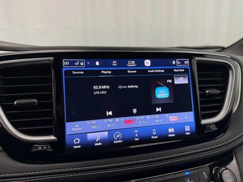 Used 2021 Chrysler Pacifica Limited w/ Uconnect Theater Family Group FWD image 26
