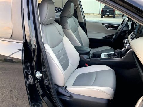 Used 2021 Toyota RAV4 XLE Premium FWD image 8