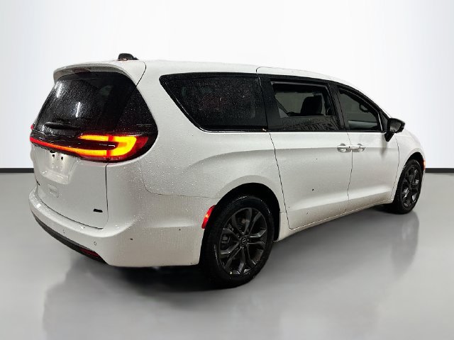 New 2026 Chrysler Pacifica Select AWD/4WD image 5