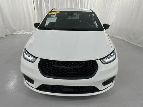 Used 2024 Chrysler Pacifica Select image 8