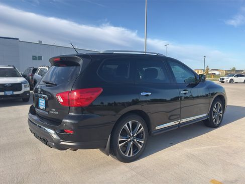 Used 2017 Nissan Pathfinder Platinum w/ Family Entertainment Package AWD/4WD image 5