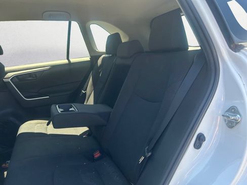 Used 2019 Toyota RAV4 LE FWD image 9