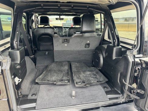 Used 2020 Jeep Wrangler Unlimited Sahara image 29