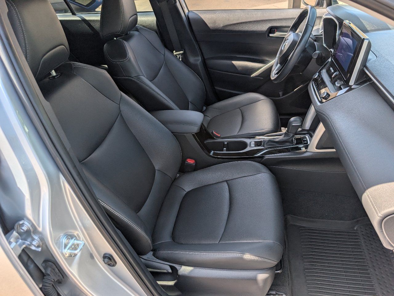Used 2023 Toyota Corolla Cross XLE w/ Convenience Package FWD image 8