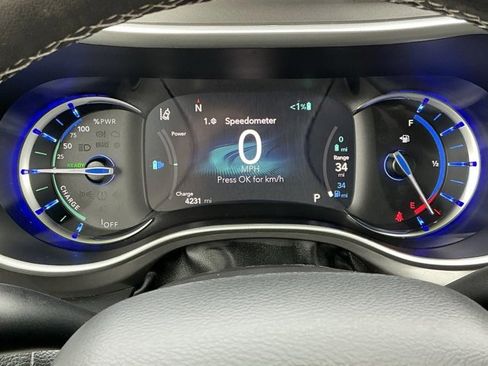 Used 2024 Chrysler Pacifica Select image 19