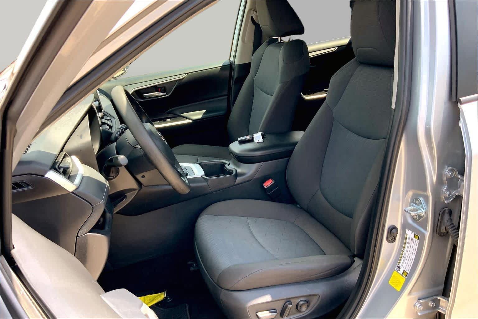 Used 2025 Toyota RAV4 XLE FWD image 8