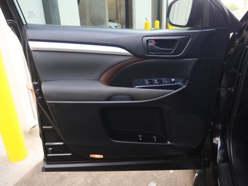 Used 2019 Toyota Highlander LE image 18