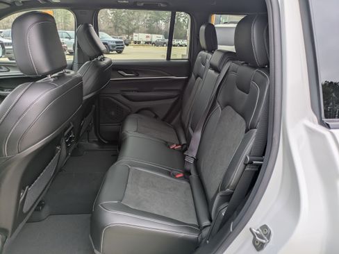 New 2026 Jeep Grand Cherokee Altitude image 11