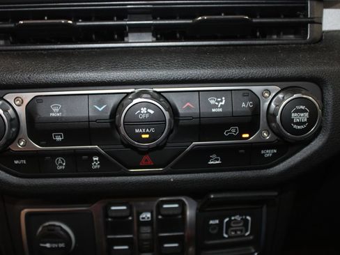 Used 2025 Jeep Wrangler Unlimited Sport AWD/4WD image 28