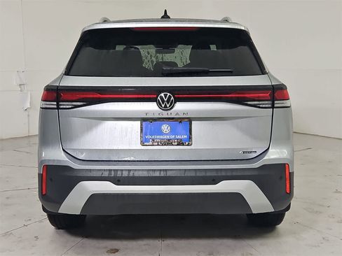 New 2025 Volkswagen Tiguan SE image 5