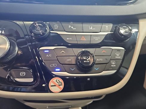 Used 2024 Chrysler Pacifica Touring-L FWD image 20