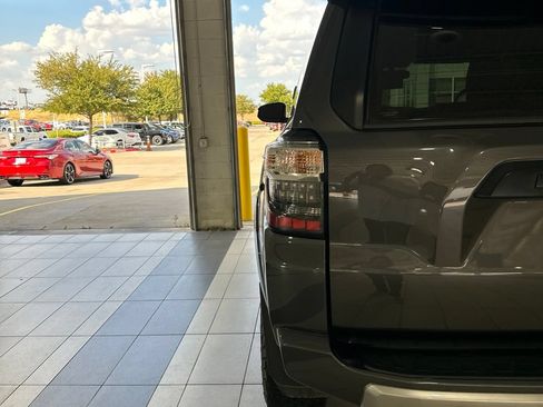 Used 2019 Toyota 4Runner TRD Off-Road AWD/4WD image 11