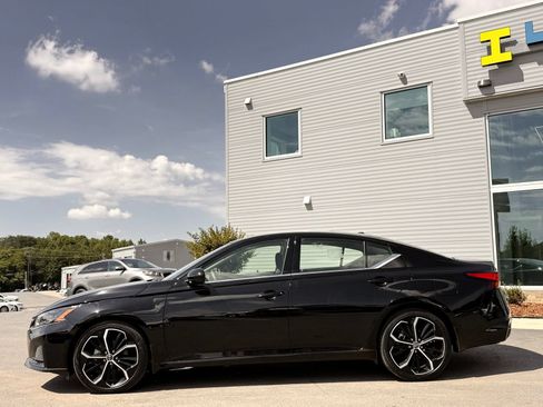 Used 2024 Nissan Altima 2.5 SR FWD image 13