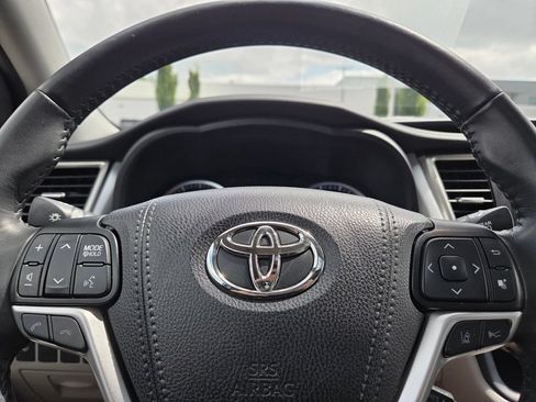 Used 2019 Toyota Highlander XLE AWD/4WD image 33