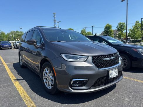 Used 2022 Chrysler Pacifica Touring-L FWD image 1