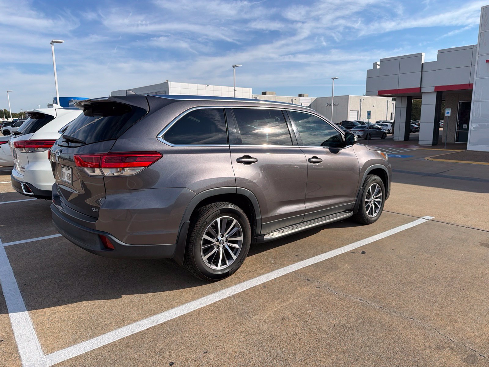 Used 2019 Toyota Highlander XLE FWD image 7