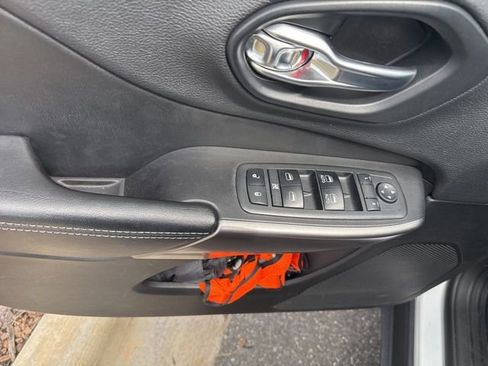 Used 2019 Jeep Cherokee Latitude Plus image 18