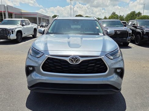 Used 2022 Toyota Highlander XLE FWD image 2
