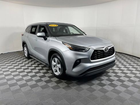 Used 2022 Toyota Highlander LE FWD image 21