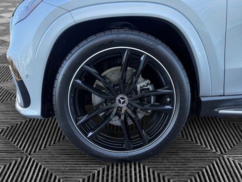 Used 2025 Mercedes-Benz GLS 580 4MATIC image 9