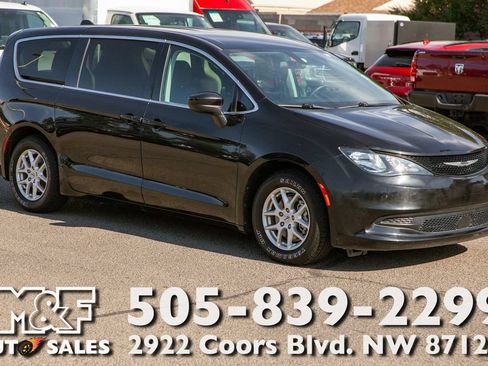 Used 2022 Chrysler Voyager LX FWD image 1