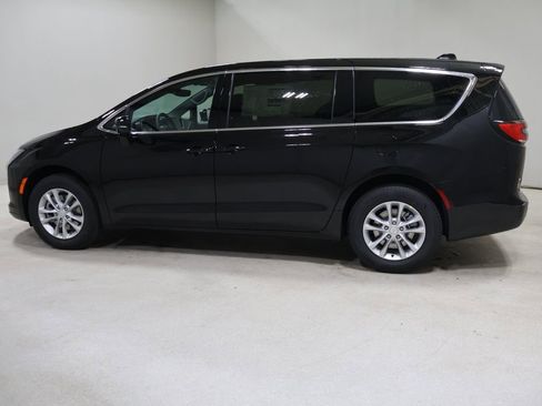 New 2027 Chrysler Pacifica Select AWD/4WD image 4