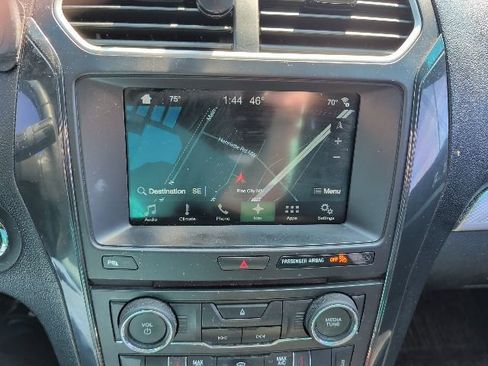 Used 2017 Ford Explorer XLT w/ XLT Technology Feature Bundle image 15