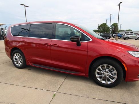 Used 2026 Chrysler Pacifica Select AWD/4WD image 3