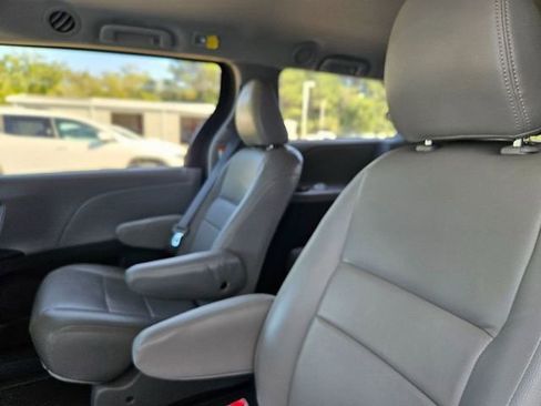 Used 2020 Toyota Sienna L image 27