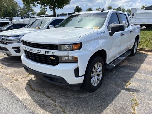 Used 2020 Chevrolet Silverado 1500 Custom w/ Custom Value Package AWD/4WD image 3