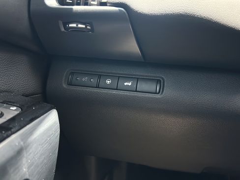Used 2025 Nissan Pathfinder SL FWD image 31