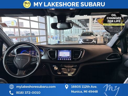 Used 2020 Chrysler Pacifica Limited w/ S Appearance Package image 17