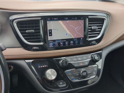 Used 2019 Chrysler Pacifica Limited w/ Advanced Safetytec Group FWD image 19