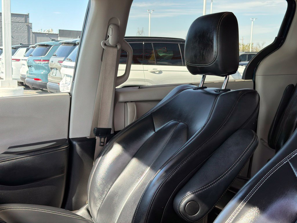 Used 2023 Chrysler Pacifica Touring-L FWD image 13