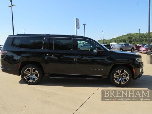 Used 2023 Jeep Wagoneer L Series II image 7
